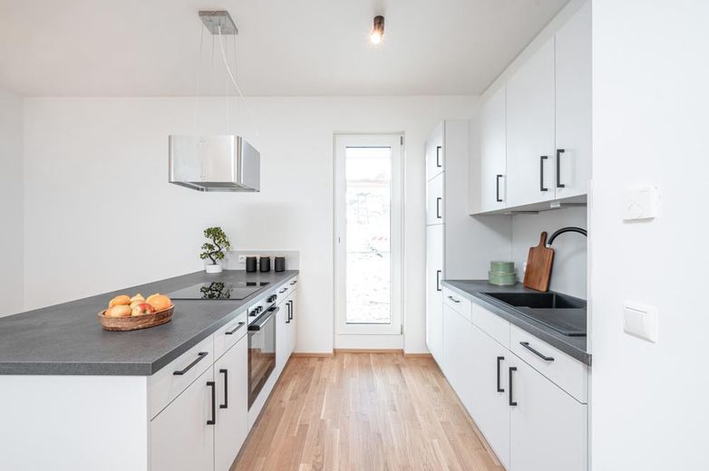 أجواء سكنية عصرية في باسدورف: شقة من 3 غرف مع شرفة جنوبية (A2 WE 20) – Musterwohnung: Küche