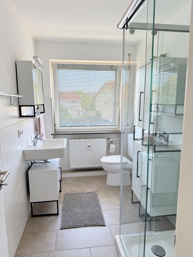 Appartement rénové lumineux de 3 pièces avec balcon à Pfullendorf – Hauptbad mit Dusche