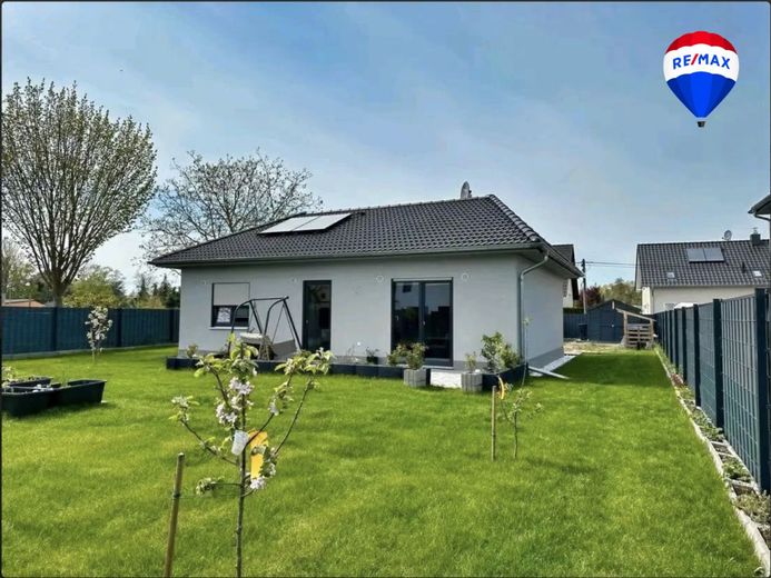 Leben wo andere Urlaub machen Bungalow direkt am See mit Solarenergie – Begrünte Gartenansicht