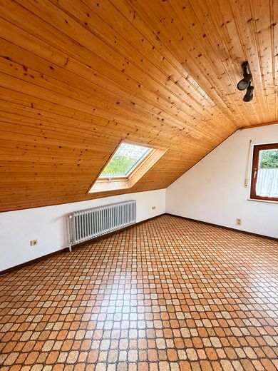 Vielseitiges Wohn- und Gewerbeobjekt mit Hallen & Werkstatt in naturnaher Lage – Zimmer 1 DG KI generiert