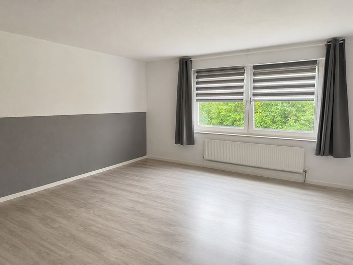 geräumige 3 Zimmer Wohnung mit Balkon und TG – Wohnzimmer Fenster