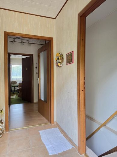 Provisionsfrei: Großzügiges Einfamilienhaus in ruhiger Aussichtslage mit teilbarem Großgrundstück – Treppenabgang Obergeschoss