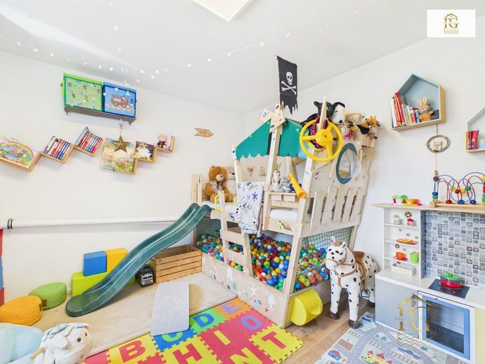 Charmantes modernisiertes und gepflegtes Einfamilienhaus mit der Möglichkeit einer Einliegerwohnung – EG Kinderspiel Zimmer