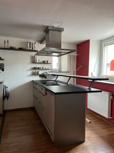 Großzügiges Einfamilienhaus in zentraler Lage in Herbolzheim – Kochzeile mit Theke EG