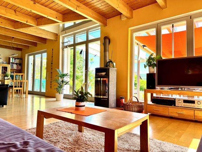 Casa d’architetto straordinaria con galleria e tecnologia energetica sostenibile in posizione soleggiata – Fensterfront Ess.- und Wohnzim
