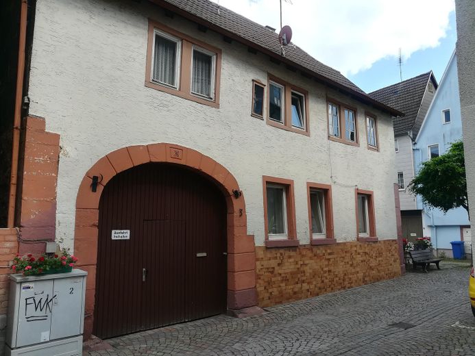 Vorderansicht mit Eingangstor