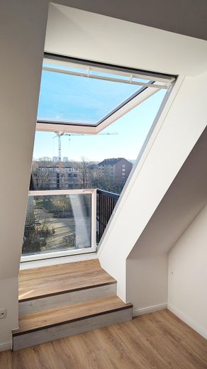 Dachgeschoß-Maisonette-Wohnung 44 qm am Tilsiter Platz in Kiel-Ellerbek – Fensterbalkon z.Tilsiter Platz