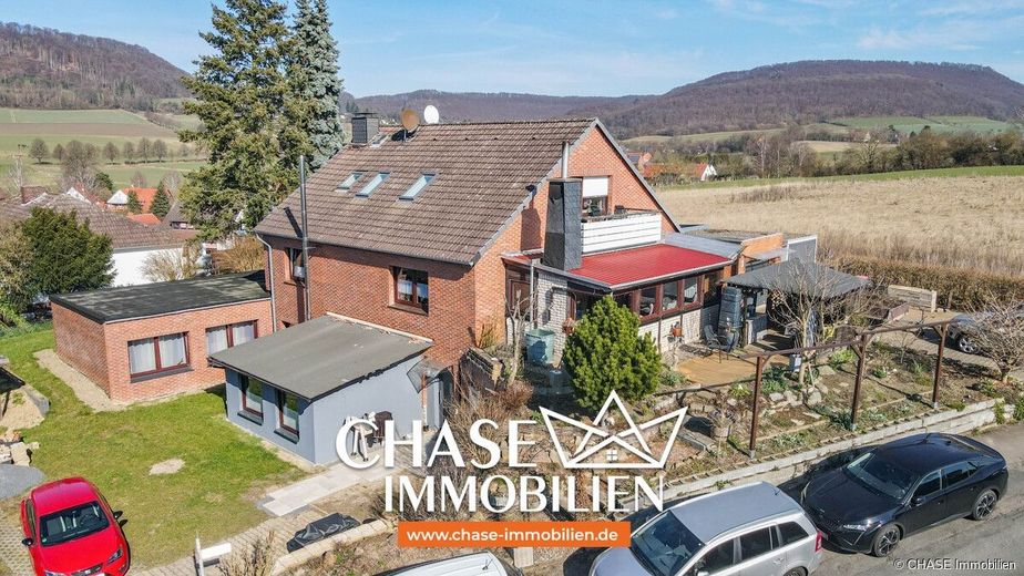 Großzügiges 3-Familienhaus in idyllischer Feldrandlage von Hessisch Oldendorf - OT Rohden! – Außenansicht, seitlich 1