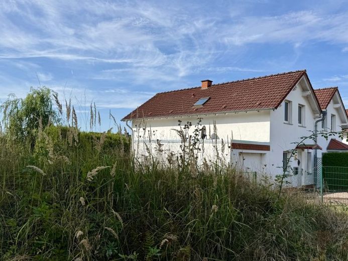 Fröndenberg: Gepflegte Doppelhaushälfte mit Garage in familienfreundlicher und stadtnaher Wohnlage! – Foto 1