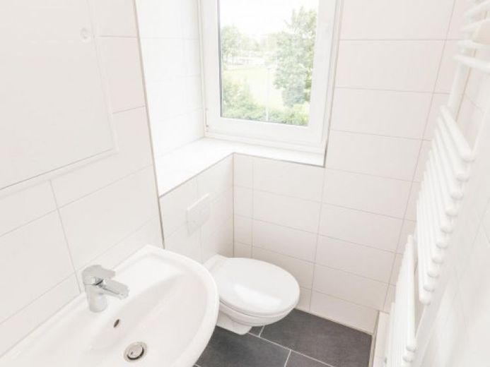 Modernes Bad mit Fenster / Aufzug – Foto 1