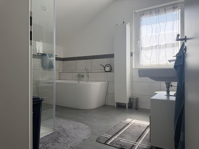 Freistehendes Einfamilienhaus (provisionsfrei) – Bad 1OG