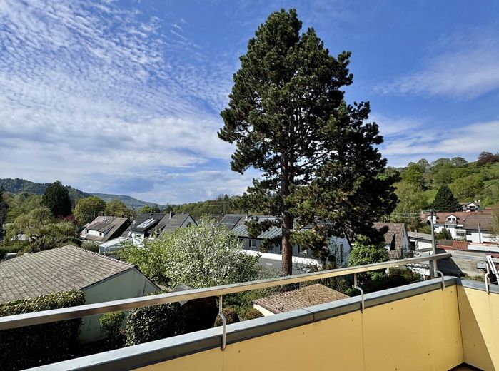 Freistehendes Haus mit Weitblick und attraktivem Einstiegspreis in Oberbeuern – Weitsicht Balkon OG Wohnung