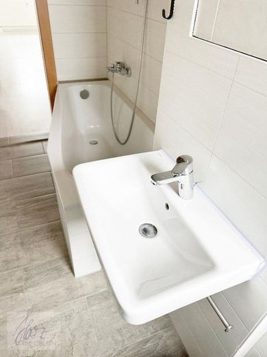 ***CHARMANTE EIGENTUMSWOHNUNG IN GEPFLEGTER WOHNANLAGE*** - Ideal für Eigennutzer und Kapitalanleger – Tageslichtbad mit Raumsparwanne, Toilette, Waschtisch und Handtuchheizkörper