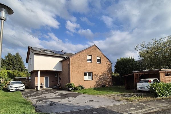 Casa bifamiliare in posizione tranquilla
