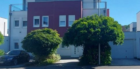 Schöne helle moderne Doppelhaushälfte mit Südgarten.