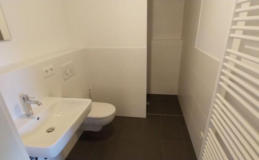 Helles, möbliertes Neubau-Apartment mit Top-Anbindung in Schöneberg – Badezimmer