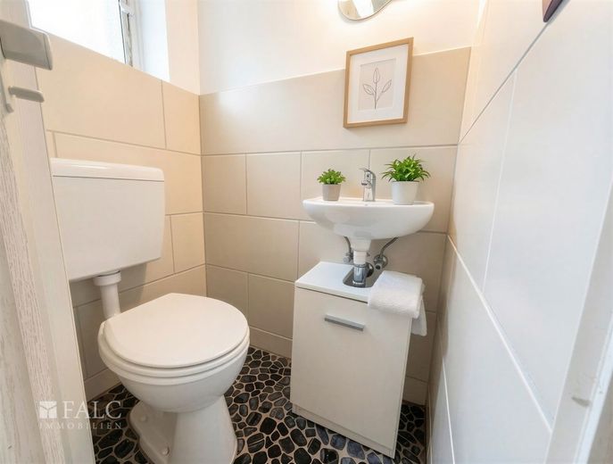 Familienfreundliches Einfamilienhaus mit großem Garten, Garage und vielseitigem Hobbybereich – Gäste-WC  im UG Hobbyraum