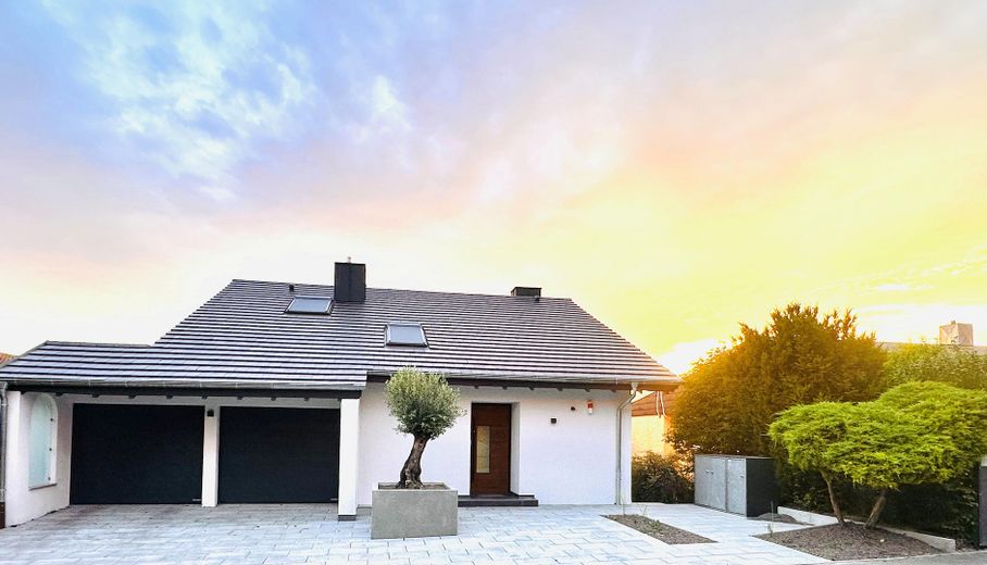 Exklusive Designvilla mit Panoramablick+Einliegerwohnung – Luxus, der Maßstäbe setzt – Hausansicht