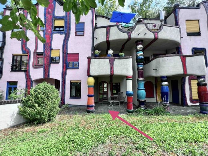 73207 Plochingen-Zentrum: Große 2,5-Zi-EG-Wohnung im Hundertwasserhaus. Terrasse. Luxuriös möbliert. – Photo 1