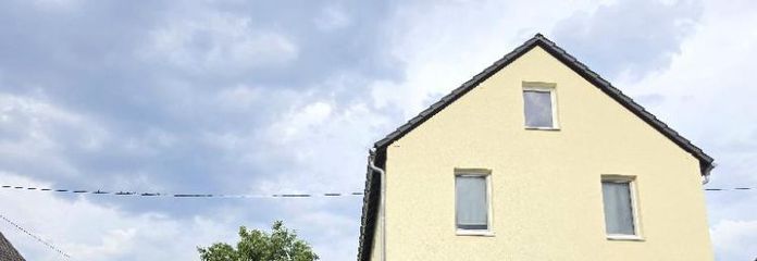 Odnowiony wielorodzinny budynek mieszkalny w standardzie niskoenergetycznym KfW, 95 m², do własnego użytku, z ogrodem, wiatą garażową i rezerwą powierzchni do rozbudowy