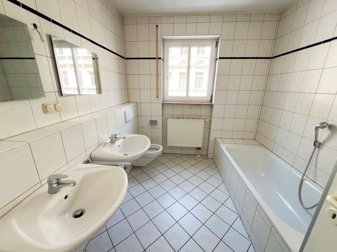 2-RAUM WOHNUNG MIT BALKON – Tageslichtbad mit Dusche und Badewanne