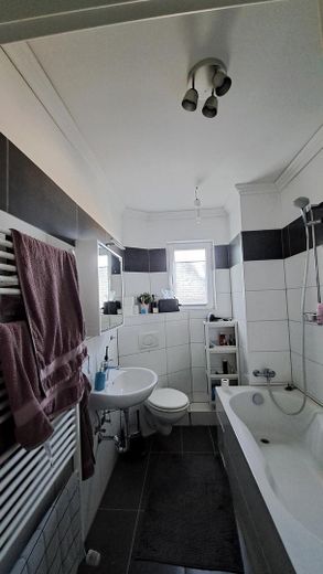 5 Zimmerwohnung (Loft) im modern ausgebauten Dach in Bestlage mit 150m² und 2 Bädern – Bad mit Wanne