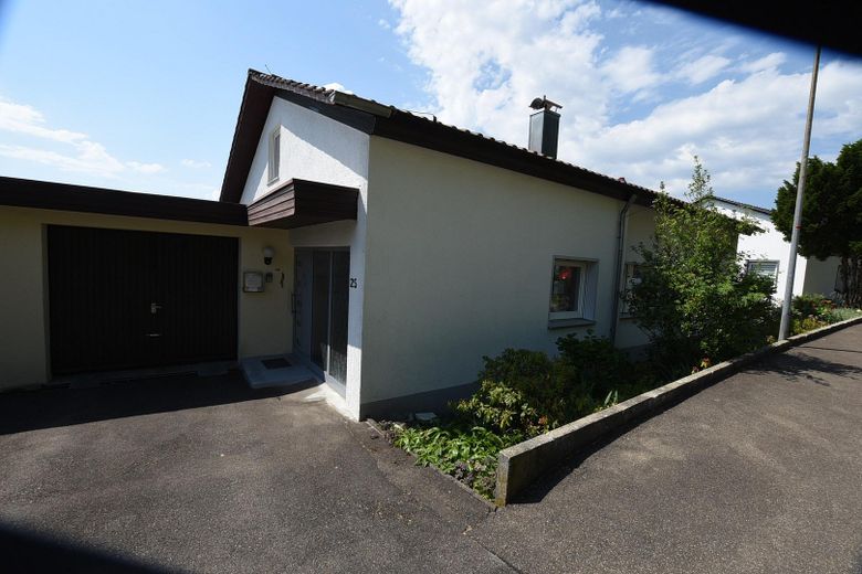 Charmantes Einfamilienhaus in idyllischer Lage, provisionsfrei ! – Sicht von der Straße 1
