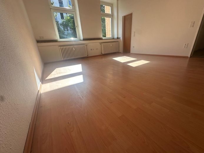 Freshly renovated, bright 1-room apartment in a quiet building right by Barmer Anlagen – Wohn/ Schlafzimmer 