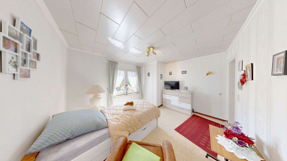Familienhaus mit 162 m², Wintergarten und Garten in zentraler Lage von Burg bei Magdeburg – Schlafzimmer Straßenseite rechts