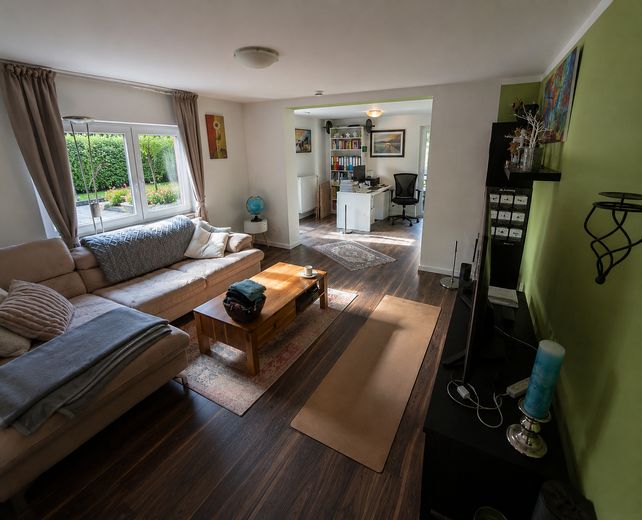Casa bifamiliare centrale, ampio giardino consolidato, garage doppio, impianto fotovoltaico, senza provvigione – Wohnzimmer EG