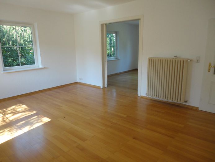Lichtdurchflutete 4,5 Zimmerwohnung mit Balkon im oberen Göttinger Ostviertel – Wohnzimmer Blick ins Esszimmer