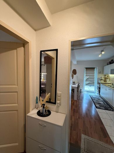 Attraktive Erdgeschosswohnung (2 Zimmer) mit Balkon & EBK in ruhiger Lage – Diele