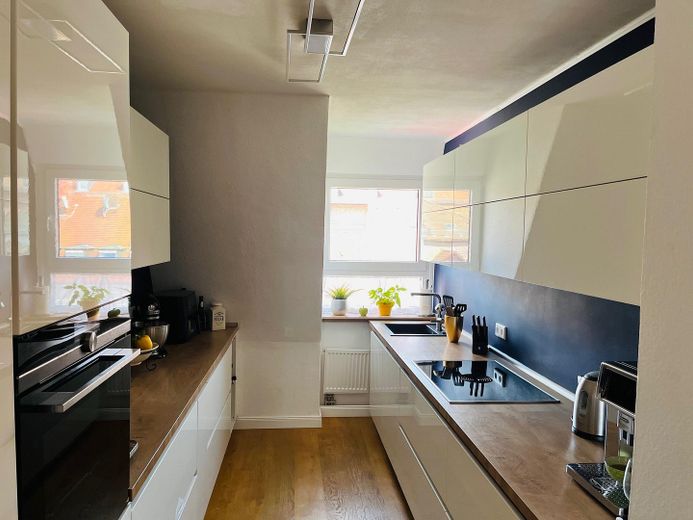 3-Zimmer-Maisonette mit Süd-West-Loggia & Blick über Nürnberg – Küche mit hochwertigen Markeng
