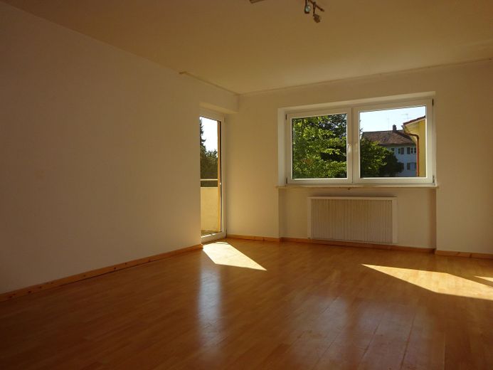 Schöne 2-Zimmer-Wohnung mit Balkon – Wohnzimmer