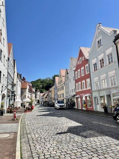 Laden in der Altstadt von Landsberg in kernsaniertem mittelalterlichen Stadthaus – Aussenansicht