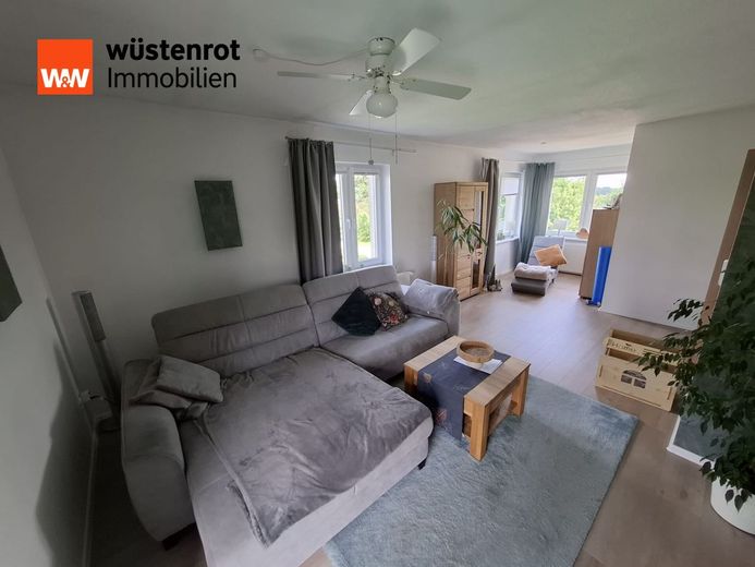 Wohnen mit Charme, Platz und Lebensqualität - Großzügiges Einfamilienhaus auf 1.373 m² Grundstück – Wohnzimmer im DG