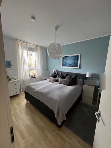 Vielseitiges Wohnhaus: Großfamilie oder 3×3-Zimmer-Wohnungen + Gewerbe & Garten – 2. Etage Schlafzimmer