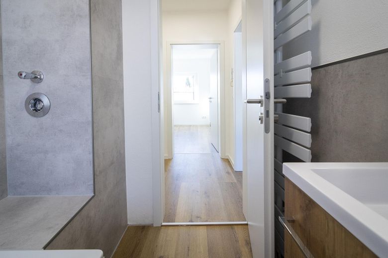 *Sin comisión*, *Modernizado*, *Porción de jardín* Venta de piso en planta baja en Niederwerrn – Tageslichtbad