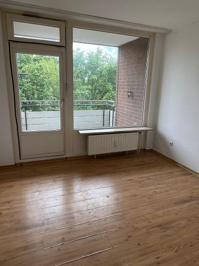 4 Zimmer Wohnung mit Balkon und Tiefgaragenstellplatz – Wohnzimmer mit Balkon
