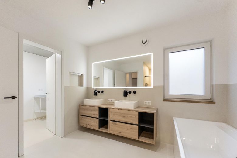 Casa unifamiliar de alta calidad 2023 | Patio privado dentro de la muralla | A+ | Sin comisión – Bad mit Doppelwaschtisch
