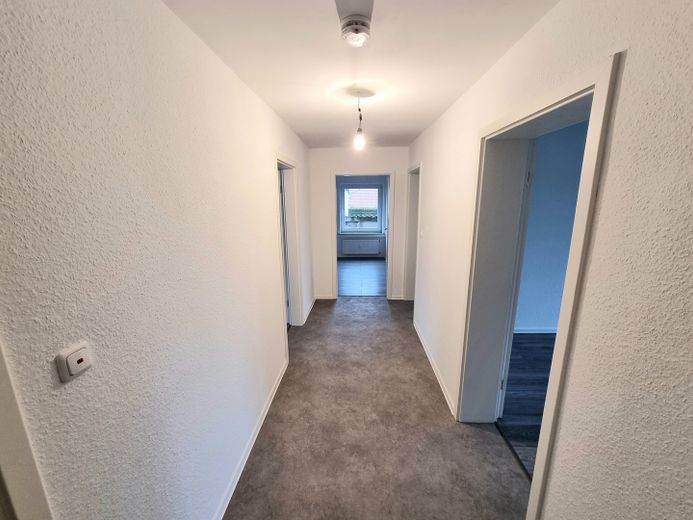 (AK5601) Ampio appartamento di 3 locali con terrazza esposta a sud. – Flur