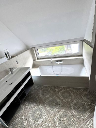 Primera ocupación, casa única de niveles divididos en Meerbusch-Büderich / Düsseldorf – Badezimmer Dusche, Badewanne