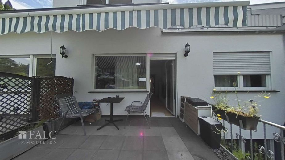 Vielseitiges Drei-Parteien-Haus mit großzügigen Freiflächen – EG links Terrasse