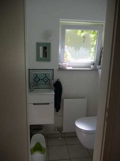 Großzügige Eigentumswohnung im 1. OG mit Studio und Garten – WC