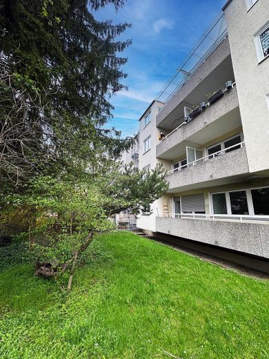 Bezugsfreie 2-Zimmer-Wohnung mit renoviertem Balkon & Fenster in Berg am Laim – provisionsfrei – Gemeinschaftsgarten