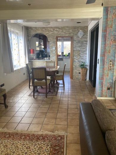 Casa adosada familiar en esquina con jardín de invierno y zona de estar independiente – EG_Wohnzimmer_Küche