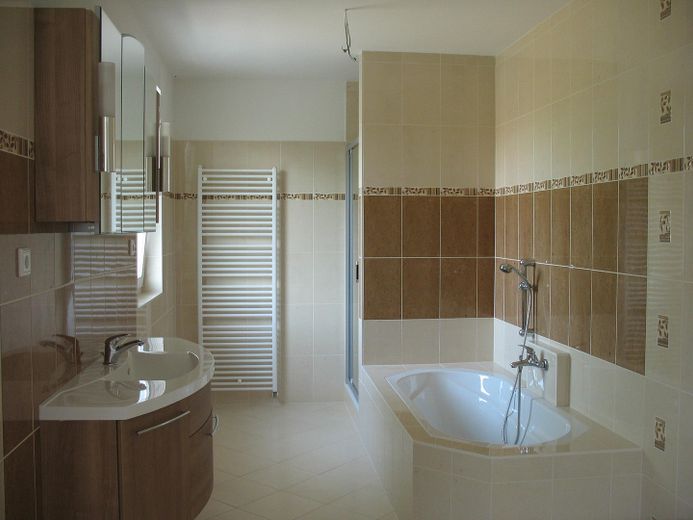 Drei Reihenhäuser in Berlin-Karlshorst – provisionsfrei – Badezimmer mit Wanne u Dusche