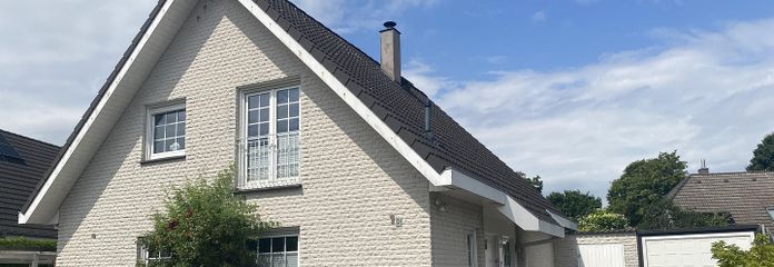 Hausansicht mit Garage
