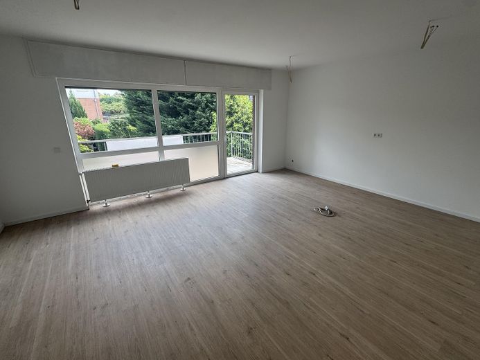 Erstbezug nach Sanierung: 2-Zimmer-Wohnung mit großem Balkon & Gartenblick in Duisburg-Rahm! – Wohnzimmer