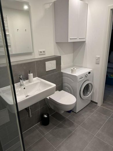 Voll möblierte wohnung mit Einbauküche – Foto 11